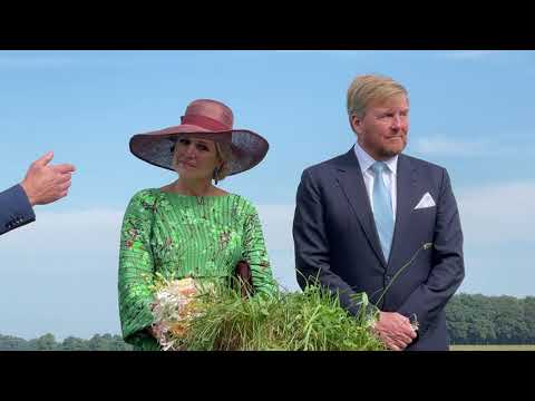 Máxima and Willem-Alexander travel through the country and meet many people... and cows