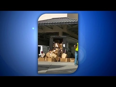 Bezorger smijt met pakketten