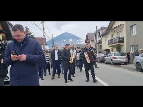 Fiii Cântăreților lăudând pe Domnul mergând pe stradă