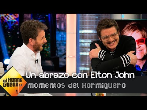 El 'pegajoso' y emotivo abrazo entre Elton John y Pedro Pascal - El Hormiguero 3.0