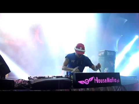 Chuckie @ Sunrise Festival 27.07.2012 (Swedish House Mafia - Greyhound) 720p