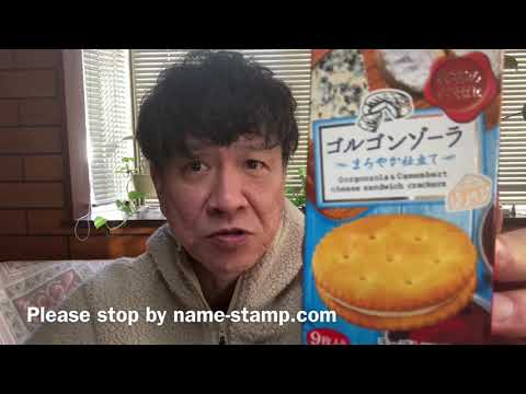 Sandwich crackers with Gorgonzola and Camembert cheeses