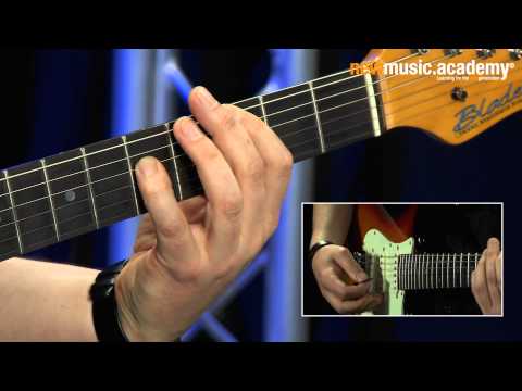 Lick of the Week 105 - Low Chords - Hard-Rock in G