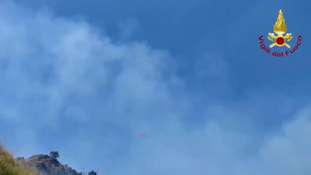 Incendi Taormina, in azione 3 squadre dei Vigili del Fuoco supportate da Canadair ed elicottero