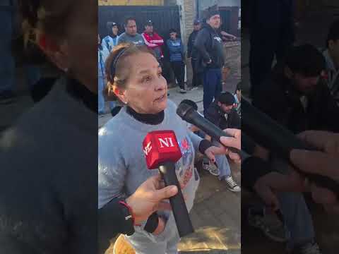 Incendio en una vivienda del barrio 111, en Juan Bautista Alberdi. Bomberos trabajan en el lugar.