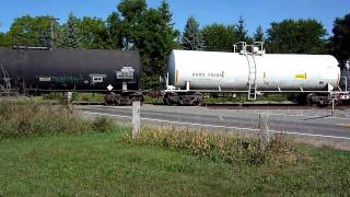 preview picture of video 'ACF Center Flow Pressureaide 4-Bay Covered Hoppers and Illinois Central 60' Box Car'