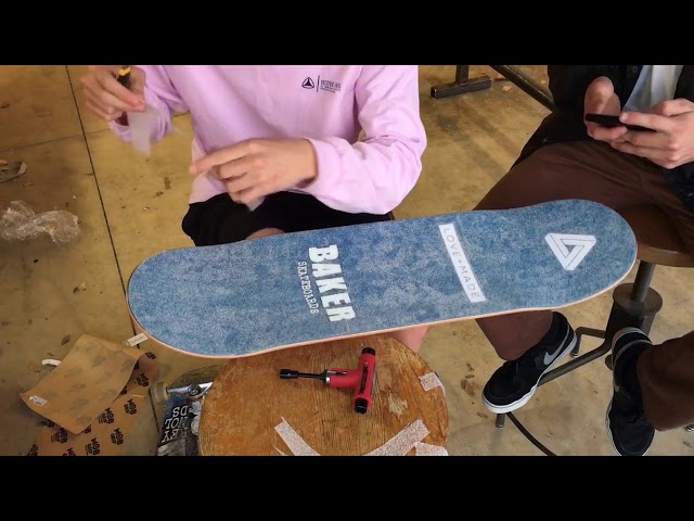 Vídeo relacionado con KMKANPO 81 * 21cm Cinta adhesiva de agarre para monopatín,Patinetas Cinta de Agarre autoadhesiva,Skateboard Griptape,Papel De Lija Monopatín,Cinta De Skate,para Patinetas Longboards Scooters(Negro)