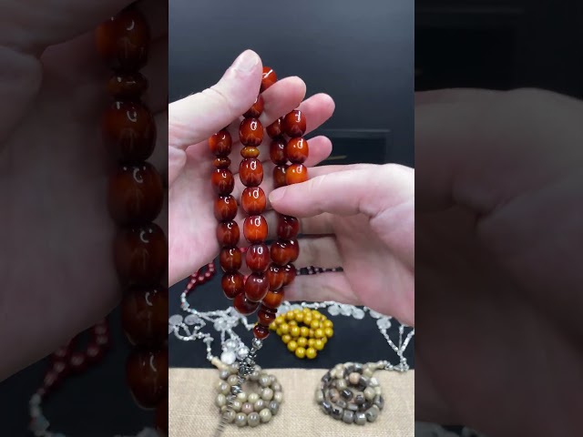 سبحة مسكي باللون العسلي الممزوج بالاسود , مع شرابة بمظهر جميل يحاكي العملات المعدنية القديمة