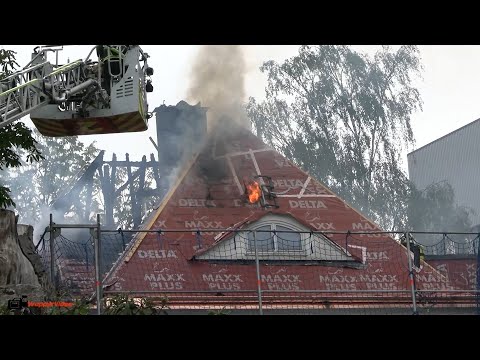 Dachstuhl bei Bauarbeiten in Brand geraten - Großeinsatz in Wuppertal-Ronsdorf | 30.06.2020
