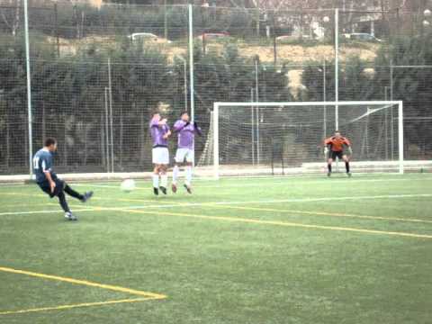 Minuto 21. Javi dispara directamente a puerta en una falta escorada para el Sporting de Hortaleza