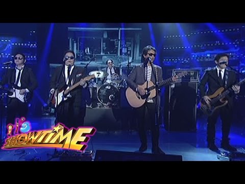 It's Showtime: Ely Buendia and The Itchyworms sing "Pariwara"