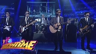 It's Showtime: Ely Buendia and The Itchyworms sing "Pariwara"