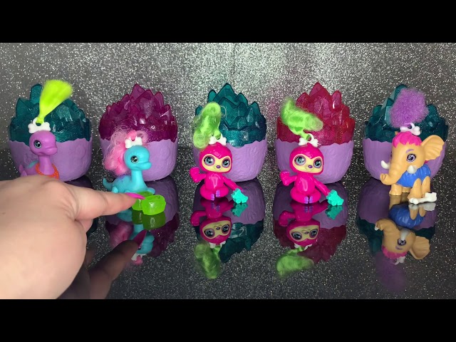 Vídeo relacionado con Cave Club huevos de dinosaurios con muñeca y accesorios para niños y niñas +4 años (Mattel GNL97)