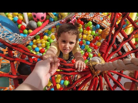 Mama brought a baby - Jana Makdad | Birds of Paradise