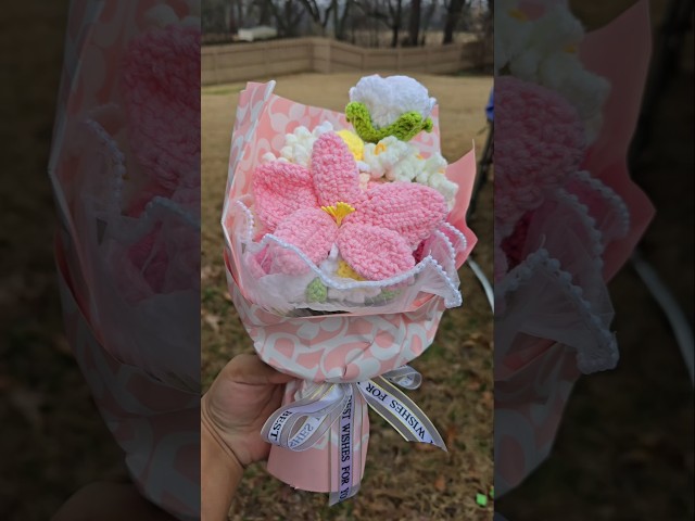 Vídeo relacionado con BSITSSS Rosas Rojas Ramo de Flores Ganchillo, Ramo de Flores de Punto Hecho a Mano, Flores Artificiales para cumpleaños, San Valentín, Regalos de Punto para Madre, Mujeres, Amigas