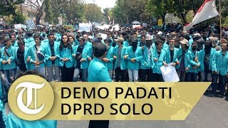 Gelombang Mahasiswa Terus Berdatangan Padati Kantor DPRD Surakarta