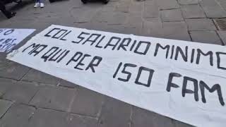 Firenze, la protesta dei caddy in piazza Signoria