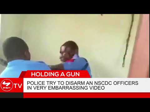 Nigerian Policemen Disarm NSCDC Officer In Very Embarrassing Video Nigerian Policemen Disarm NSCDC Officer In Very Embarrassing Video
