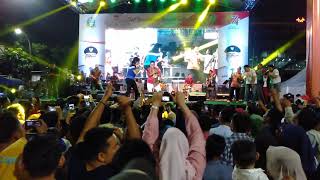 Download lagu Charly Van Houten bawakan Lagu Eta Terangkanlah, Saat Konser di Medan mp3