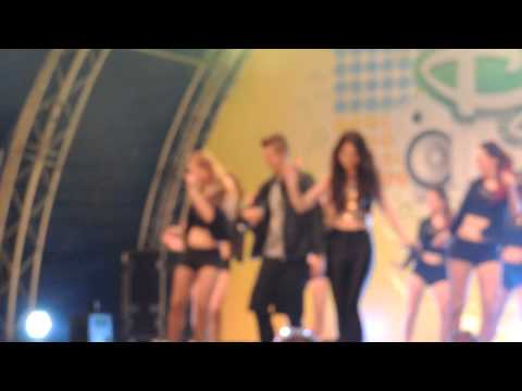 Ian Thomas en Savanna Walking on air  @Disneychannel zomertour Sint Niklaas 12 07 14