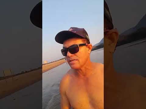 Éu conversando e tomando banho de praia quarto crescente Aragarças Goiás 