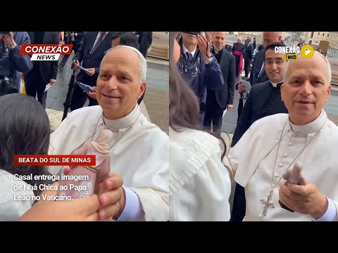 Vídeo: Casal entrega imagem de Nhá Chica ao Papa Leão no Vaticano.