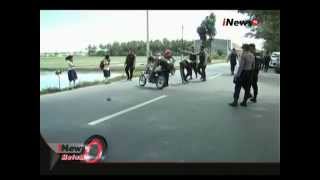 Download lagu Pelajar Siswi Terjatuh Dari Motor Saat Konvoi Kelulusan Dibubarkan Petugas - iNews Malam 11/06 mp3 Download lagu Pelajar Siswi Terjatuh Dari Motor Saat Konvoi Kelulusan Dibubarkan Petugas - iNews Malam 11/06 mp3