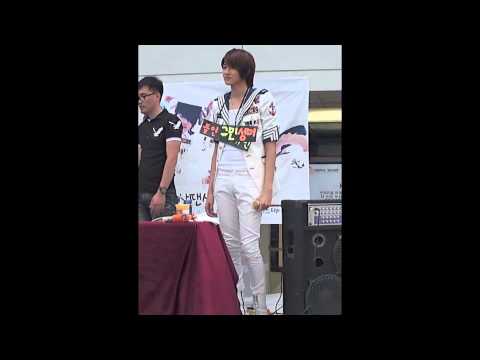 [FANCAM] 120806 Led apple Busan Fansign - Kyumin singing 'Something Wrong'