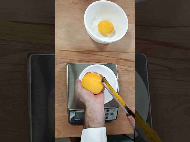Vídeo relacionado con Microplane Zester Rallador de cocina acanalador con hoja de acero inoxidable fabricada en Estados Unidos para cítricos, parmesano, jengibre, chocolate y nuez moscada de la serie Black Sheep