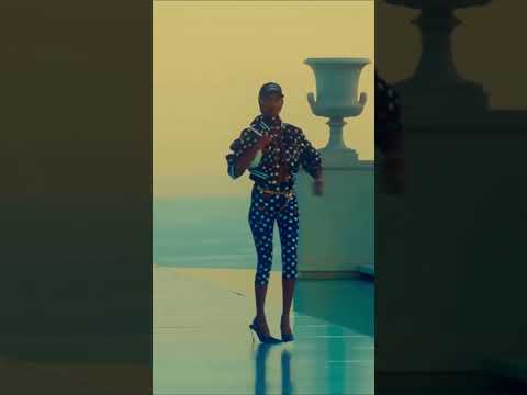 Malika Louback for Versace x Dua Lipa "La Vacanza" 2023 FashionShow   #fashionweek  #catwalk