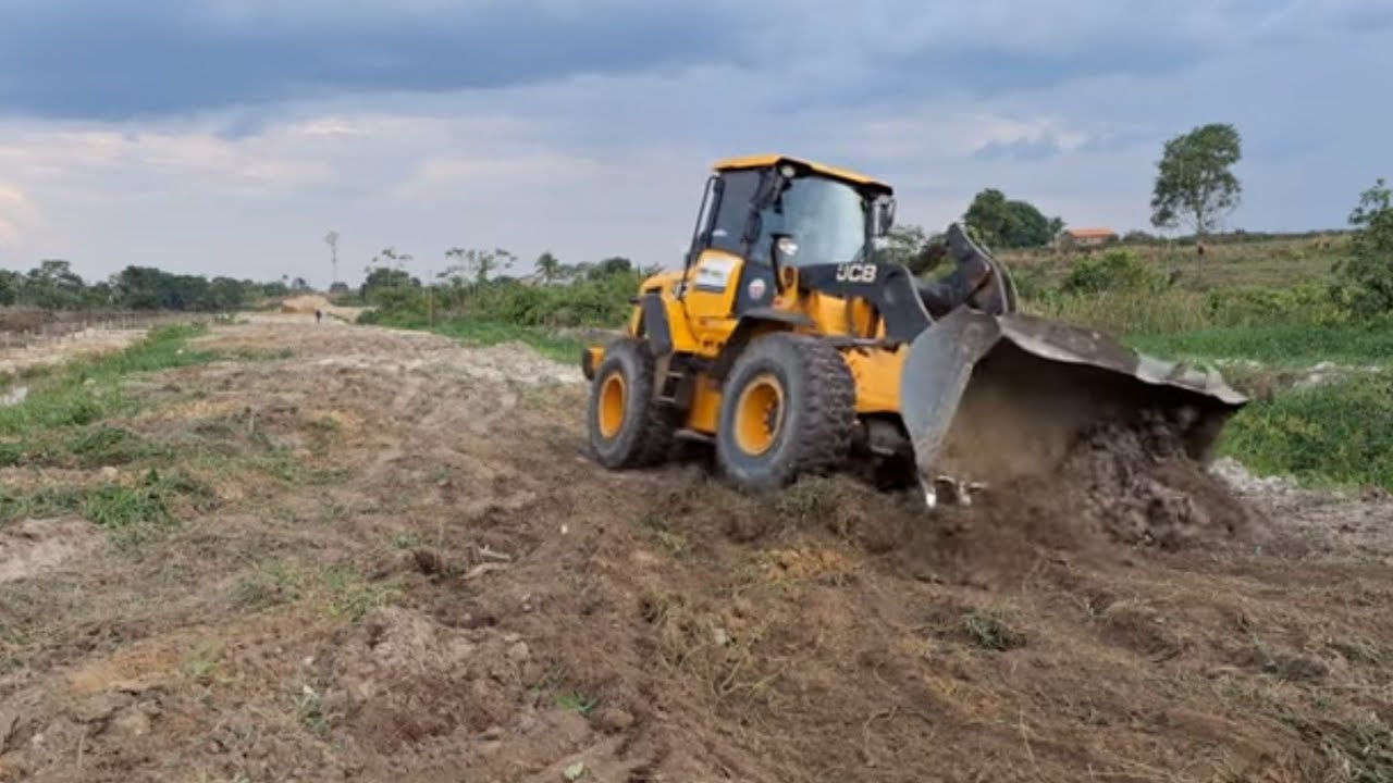 ACERTANDO O ATERRO DA P 42 PRA POR UMA CAMADA DE TERRA VERMELHA