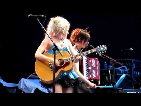 KATZENJAMMER - I WILL(won't ) DANCE (WHEN I(you)WALK AWAY) - LIVE - SUMMERFEST JULY 4 2010.MOV