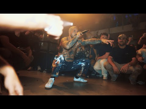 Zwangere Guy sloopt de VRT tijdens zijn showcase