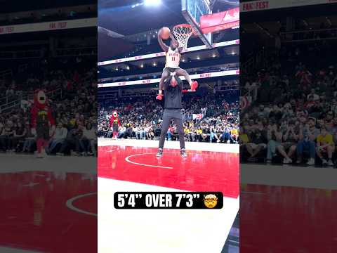 He's 5'4" dunking over a 7'3" guy 😮 (via @ChrisStaplesDunker, @tyy2.0)