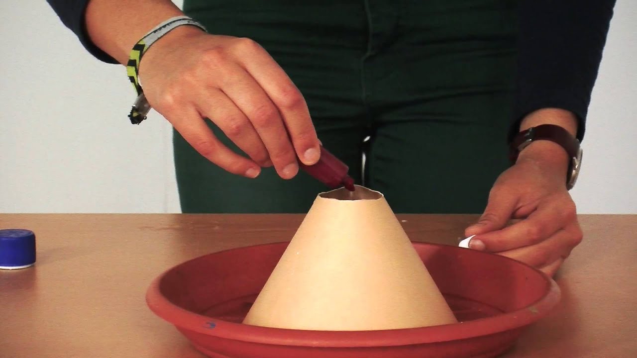 Un vulcano che erutta