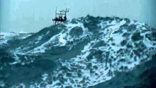 Ship crossing huge waves // Navio passa por ondas gigantes