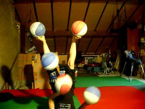 Un chica hace malabares al revés con cinco pelotas de baloncesto (Video)