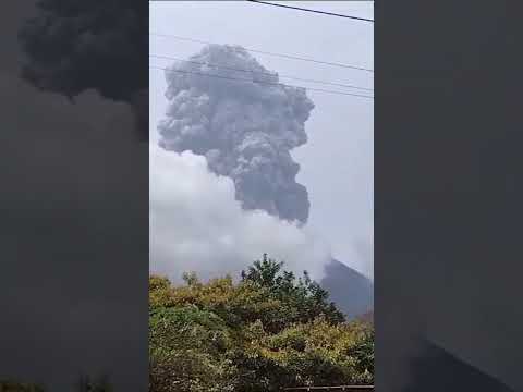 Volcan concepción en isla de ometepe expulsa gases y cenizas