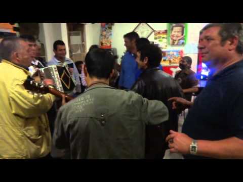 Grupo de amigos animados no Café Jopa, Revenda - Vila Verde 8