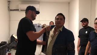 Como este cabron Julion Alvarez (preparandose en camerino)