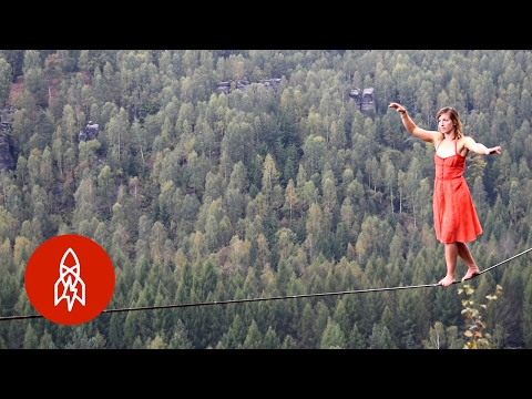 山と山の間の綱渡り (Walking a Tightrope Between Mountains)