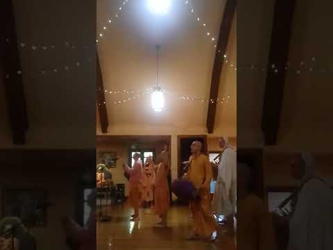 Danavir Goswami & Bhakti Vikasa Swami lead kirtan 28 Sept 2022