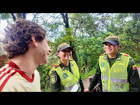 Policewomen are hitting on me in Colombia (yes, you read that right) 🇨🇴