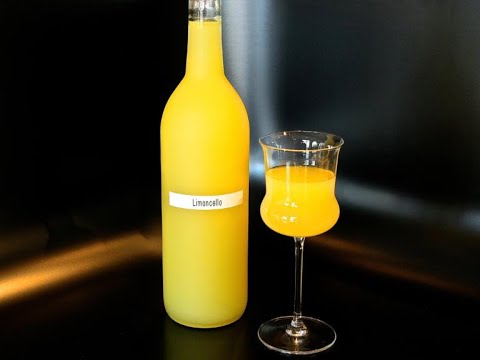Лимончелло ликер от Луча. Preparation of Italian liqueur "Limoncello".     柠檬酒利口酒