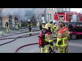 Vlammen slaan uit magazijn in Apeldoorn, veel rook door brandende kleding