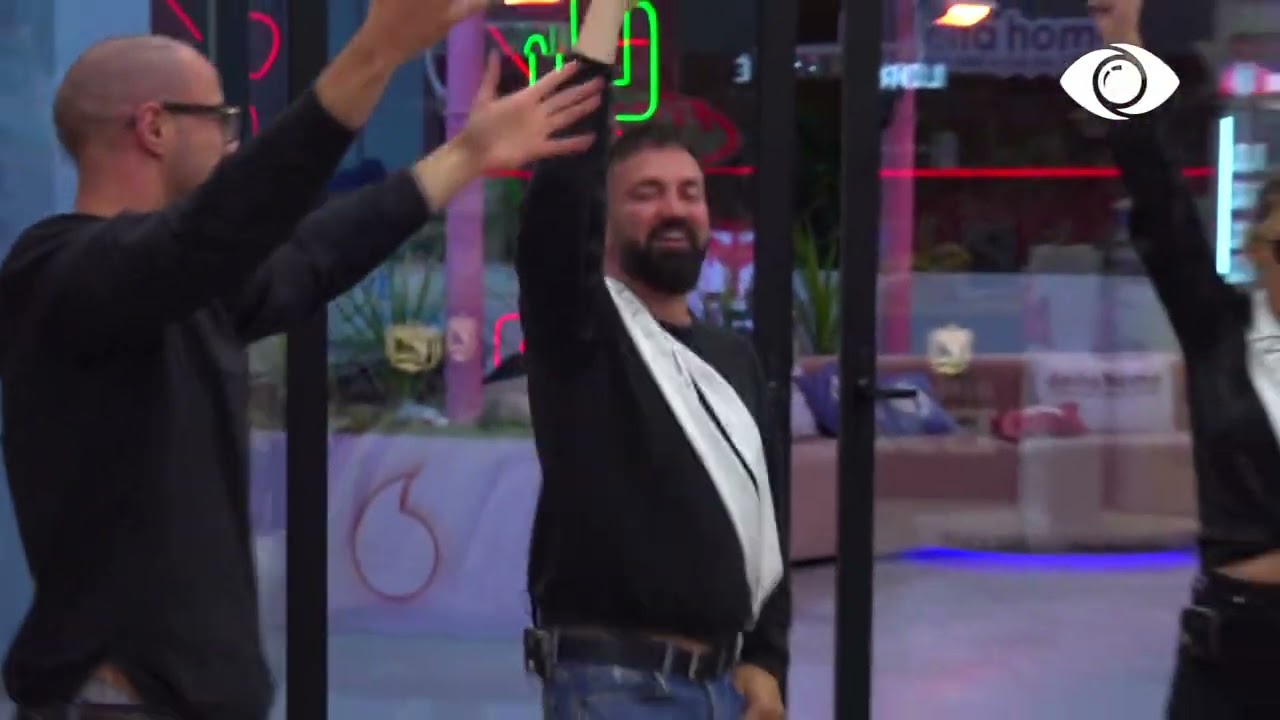 Muzikë dhe Argëtim/ Banorët kërcejnë bashkë