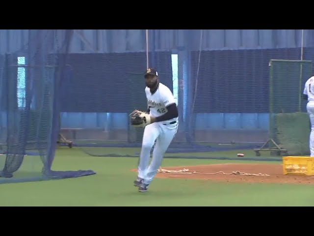 【バファローズ春季キャンプ】バファローズ新外国人・ロドリゲスが守備練習 2020/2/12