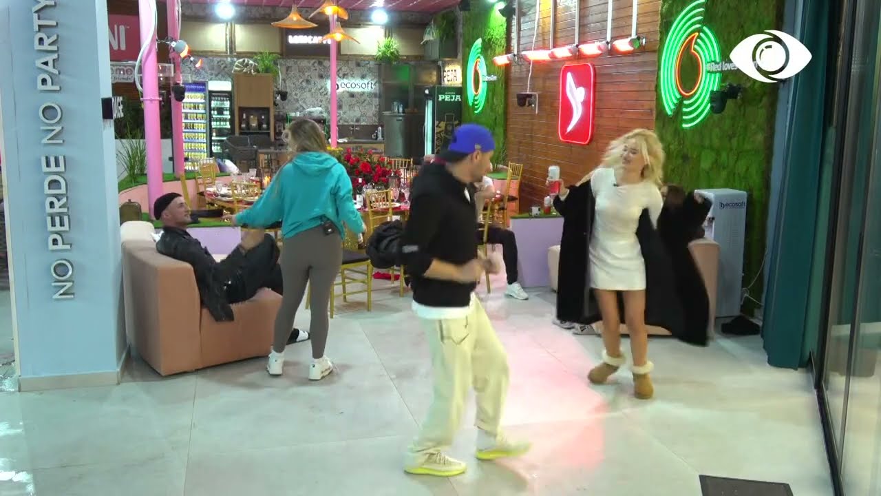 Banorët kërcejnë/ Olta përqafon Kristin