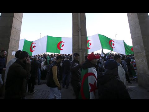 الجزائريون يتظاهرون في الجمعة الـ48 من الحراك للمطالبة بدولة "حرة وديمقراطية"