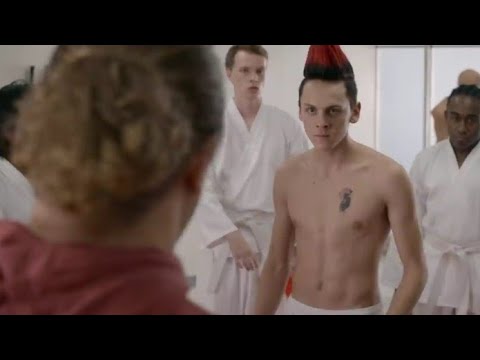 Falcão batendo no gordo | Cobra Kai (Dublado)